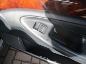 Gebruikte Elektrisch Raam Schakelaar Audi A4 Avant (B5) 1.6 Prijs € 12,50 Margeregeling aangeboden door Boekholt autodemontage B.V