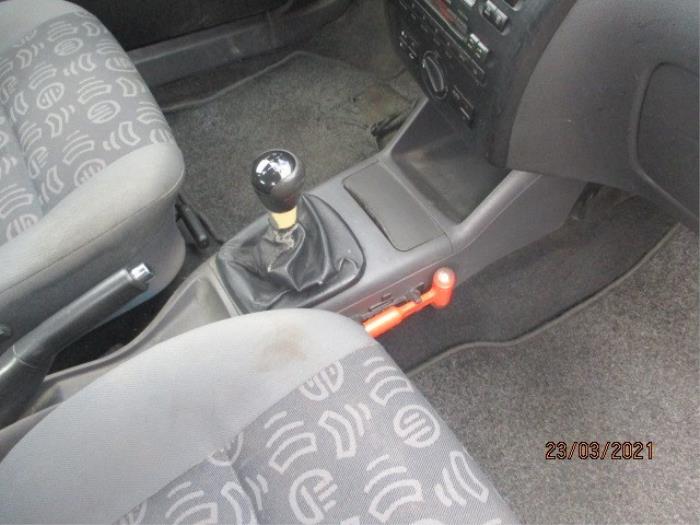 Versnellingsbak Mechaniek van een Seat Ibiza II (6K1) 1.4 16V 2002