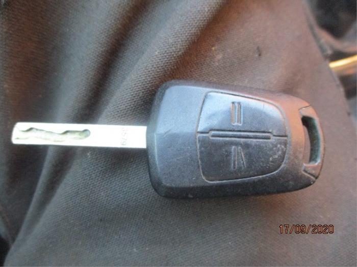 Sleutel+Contactslot van een Opel Astra H (L48) 1.9 CDTi 100 2006