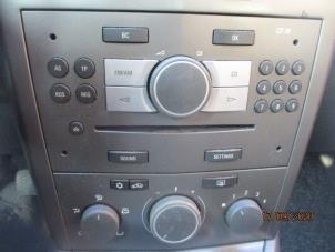 Gebruikte Radio CD Speler Opel Astra H (L48) 1.9 CDTi 100 Prijs € 50,00 Margeregeling aangeboden door Boekholt autodemontage B.V