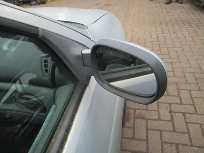 Spiegel Buiten rechts van een Renault Megane (BA/SA) 1.6 16V 2001