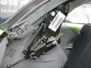 Gebruikte Scharnier cabriodak Citroen C3 Pluriel (HB) 1.6 16V Prijs € 100,00 Margeregeling aangeboden door Boekholt autodemontage B.V
