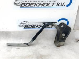 Gebruikte Motorkap Scharnier BMW Mini One/Cooper (R50) 1.6 16V One Prijs € 25,00 Margeregeling aangeboden door Boekholt autodemontage B.V