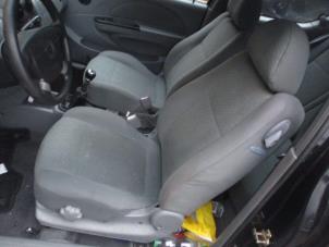 Gebruikte Voorstoel links Chevrolet Kalos (SF48) 1.4 16V Prijs € 65,00 Margeregeling aangeboden door Boekholt autodemontage B.V