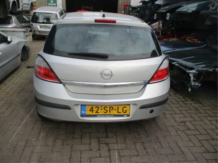 Remlicht Extra midden van een Opel Astra H (L48) 1.9 CDTi 100 2006