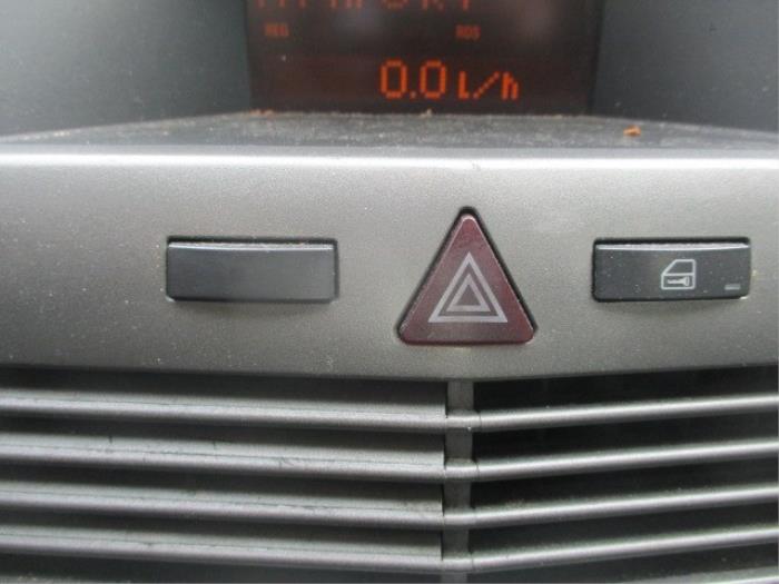 Paniekverlichtings Schakelaar van een Opel Astra H (L48) 1.9 CDTi 100 2006