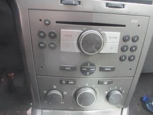 Gebruikte Radio CD Speler Opel Astra H (L48) 1.9 CDTi 100 Prijs € 40,00 Margeregeling aangeboden door Boekholt autodemontage B.V
