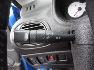 Gebruikte Stuurkolomschakelaar Peugeot 206 CC (2D) 2.0 16V Prijs € 45,00 Margeregeling aangeboden door Boekholt autodemontage B.V