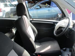 Gebruikte Voorstoel links Opel Meriva 1.6 16V Prijs € 100,00 Margeregeling aangeboden door Boekholt autodemontage B.V