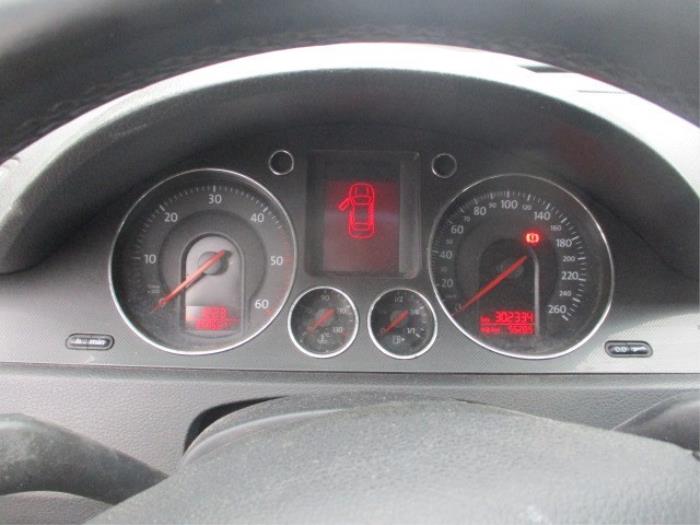 Kilometerteller KM van een Volkswagen Passat Variant (3C5) 2.0 TDI 140 2006