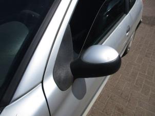 Gebruikte Spiegel Buiten links Peugeot 206 (2A/C/H/J/S) 1.4 XR,XS,XT,Gentry Prijs op aanvraag aangeboden door Boekholt autodemontage B.V