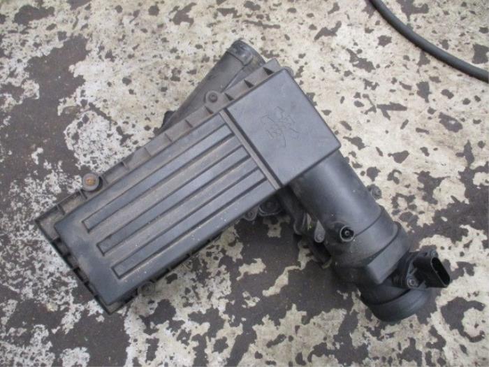Gebruikte Luchtfilterhuis Volkswagen Passat Variant (3C5) 2.0 TDI 140 Prijs € 25,00 Margeregeling aangeboden door Boekholt autodemontage B.V