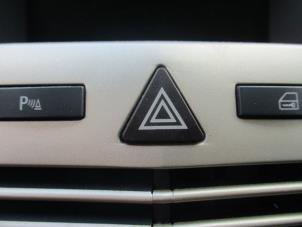 Gebruikte Paniekverlichtings Schakelaar Opel Astra H GTC (L08) 1.8 16V Prijs € 20,00 Margeregeling aangeboden door Boekholt autodemontage B.V