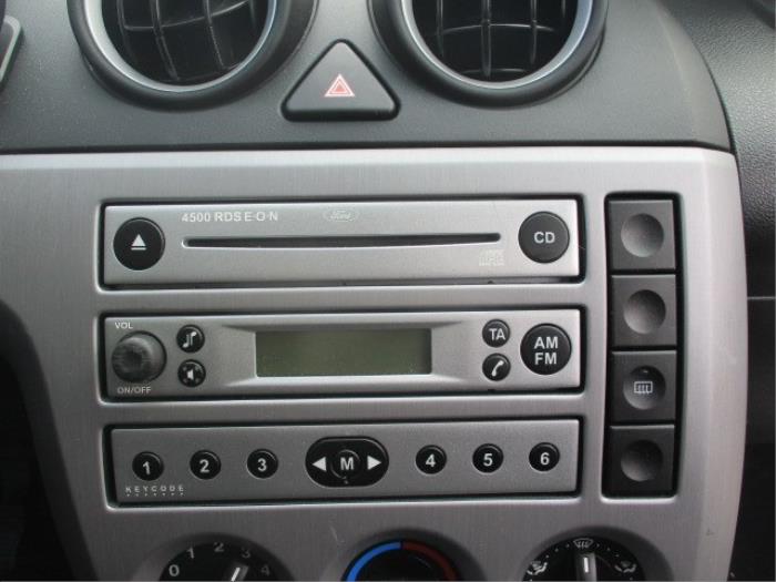 Radio CD Speler van een Ford Fiesta 5 (JD/JH) 1.3 2005