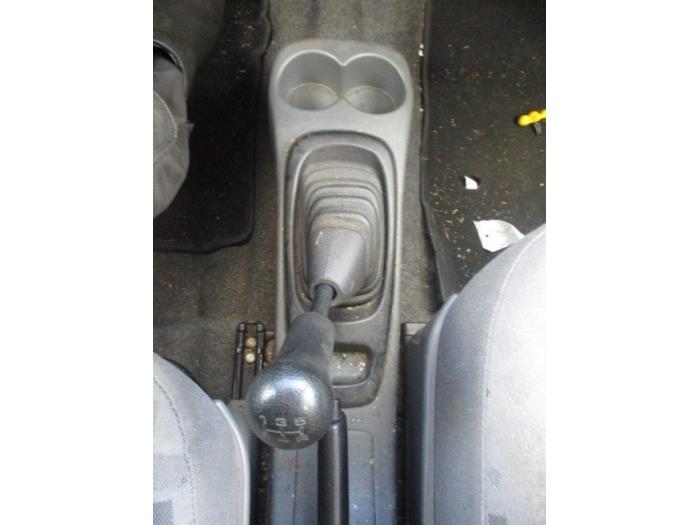 Versnellingspookhoes van een Opel Agila (A) 1.2 16V 2001
