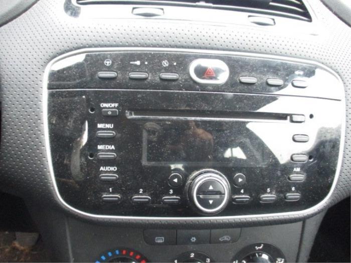 Radio CD Speler van een Fiat Punto Evo (199) 1.3 JTD Multijet 85 16V Euro 5 2012
