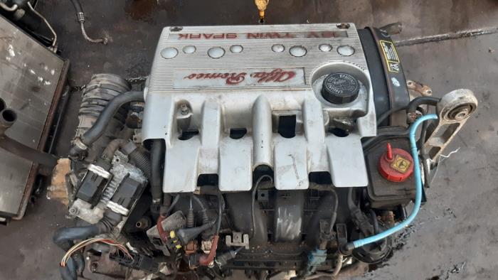 Motor van een Alfa Romeo 156 Sportwagon (932) 1.8 Twin Spark 16V 2003
