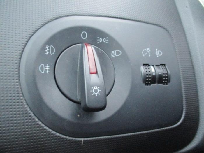 Licht Schakelaar van een Seat Ibiza IV (6J5) 1.2 TDI Ecomotive 2011