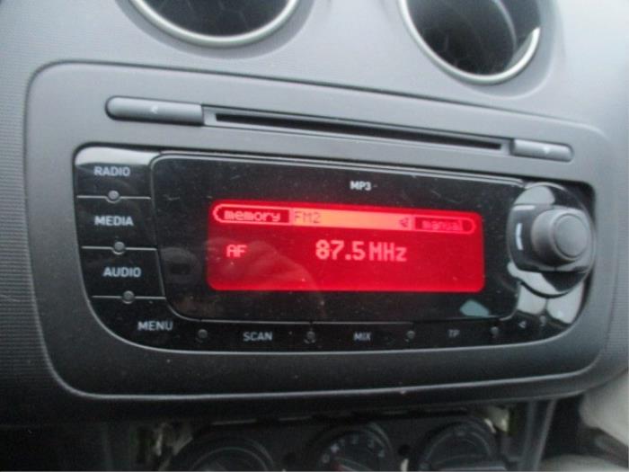 Radio CD Speler van een Seat Ibiza IV (6J5) 1.2 TDI Ecomotive 2011