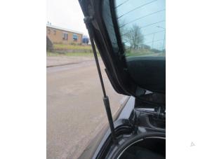 Gebruikte Kofferdekseldemper links-achter Seat Ibiza IV (6J5) 1.2 TDI Ecomotive Prijs € 17,50 Margeregeling aangeboden door Boekholt autodemontage B.V