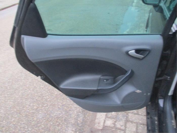 Portierbekleding 4Deurs links-achter van een Seat Ibiza IV (6J5) 1.2 TDI Ecomotive 2011