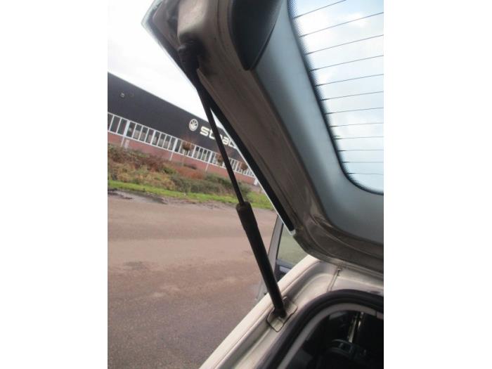 Kofferdekseldemper links-achter van een Opel Zafira (M75) 1.6 16V 2007