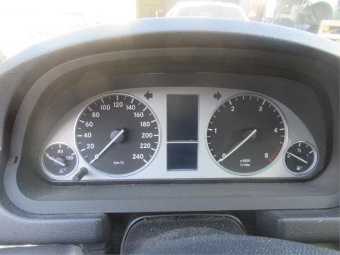 Kilometerteller KM van een Mercedes-Benz B (W245,242) 2.0 B-180 CDI 16V 2005