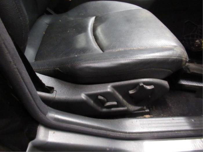 Voorstoel rechts van een Mercedes-Benz C (W203) 1.8 C-200K 16V 2002