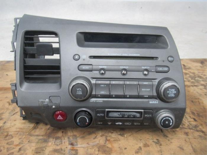 Radio CD Speler van een Honda Civic (FA/FD) 1.3 Hybrid 2009