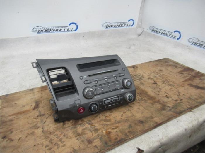 Radio CD Speler van een Honda Civic (FA/FD) 1.3 Hybrid 2009