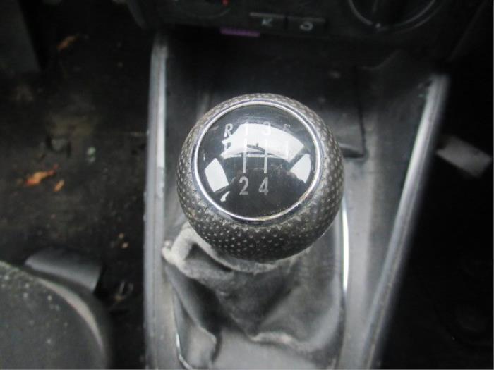 Versnellingspook van een Volkswagen Golf IV (1J1) 1.4 16V 2003