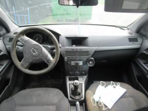 Gebruikte Dashboard Opel Astra H SW (L35) 1.9 CDTi 16V 150 Prijs € 150,00 Margeregeling aangeboden door Boekholt autodemontage B.V