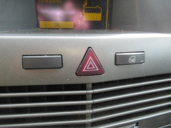 Gevarenlicht Schakelaar van een Opel Astra H SW (L35) 1.9 CDTi 16V 150 2006