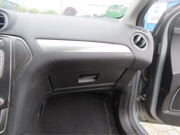 Dashboardkastje van een Ford Mondeo IV 2.0 TDCi 140 16V 2010