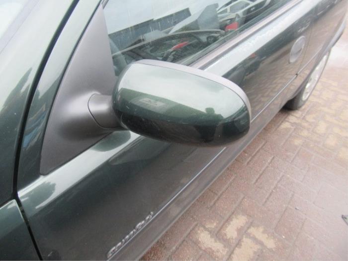 Buitenspiegel links van een Opel Corsa C (F08/68) 1.2 16V 2001