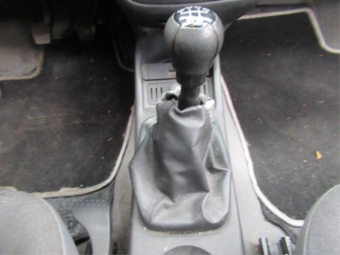 Versnellingspookhoes van een Opel Corsa C (F08/68) 1.2 16V 2001