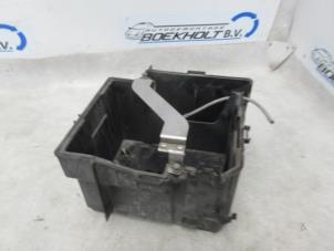 Gebruikte Accubak BMW Mini One/Cooper (R50) 1.6 16V One Prijs € 25,00 Margeregeling aangeboden door Boekholt autodemontage B.V