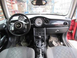 Gebruikte Dashboard BMW Mini One/Cooper (R50) 1.6 16V One Prijs € 150,00 Margeregeling aangeboden door Boekholt autodemontage B.V