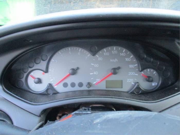 Kilometerteller KM van een Ford Focus 1 Wagon 1.6 16V 2004