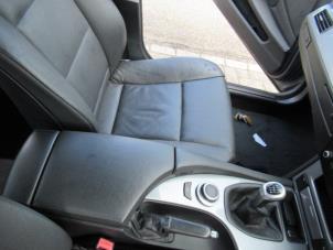 Gebruikte Voorstoel links BMW 5 serie (E60) 520d 16V Edition Fleet Prijs € 225,00 Margeregeling aangeboden door Boekholt autodemontage B.V
