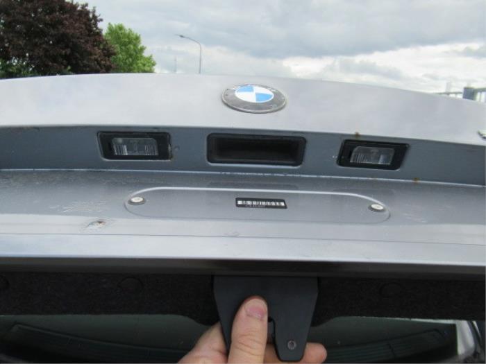 Achterklep Handgreep van een BMW 5 serie (E60) 520d 16V Edition Fleet 2009