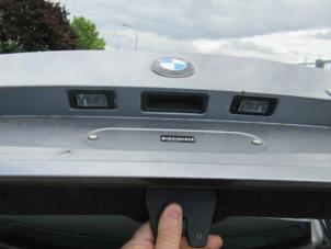 Gebruikte Handgreep Achterklep BMW 5 serie (E60) 520d 16V Edition Fleet Prijs € 35,00 Margeregeling aangeboden door Boekholt autodemontage B.V