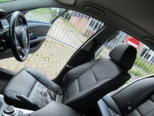 Gebruikte Voorstoel rechts BMW 5 serie (E60) 520d 16V Edition Fleet Prijs € 224,00 Margeregeling aangeboden door Boekholt autodemontage B.V