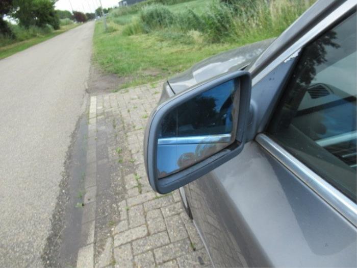 Buitenspiegel links van een BMW 5 serie (E60) 520d 16V Edition Fleet 2009