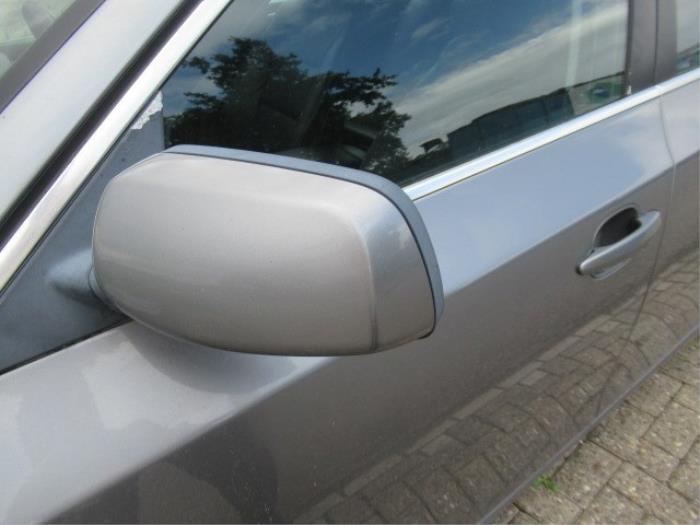 Buitenspiegel links van een BMW 5 serie (E60) 520d 16V Edition Fleet 2009