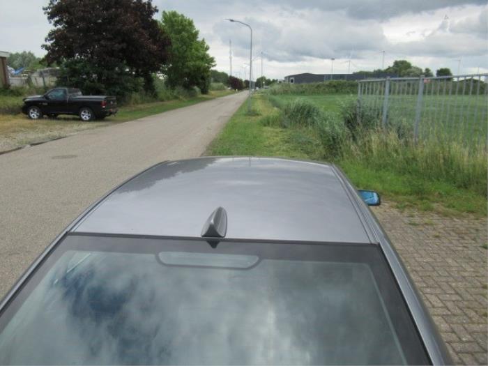GPS Antenne van een BMW 5 serie (E60) 520d 16V Edition Fleet 2009