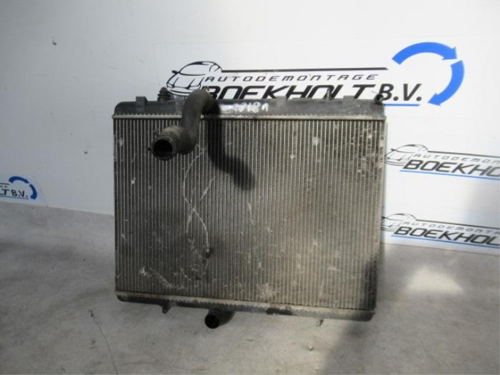 Gebruikte Radiateur Peugeot Partner (GC/GF/GG/GJ/GK) 1.6 HDI 75 16V Prijs € 30,00 Margeregeling aangeboden door Boekholt autodemontage B.V