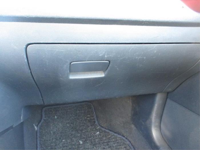 Handschoenenkastje van een Seat Ibiza III (6L1) 1.4 16V 75 2003