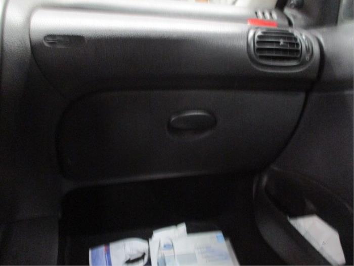 Dashboardkastje van een Peugeot 206 (2A/C/H/J/S) 1.4 XR,XS,XT,Gentry 2002