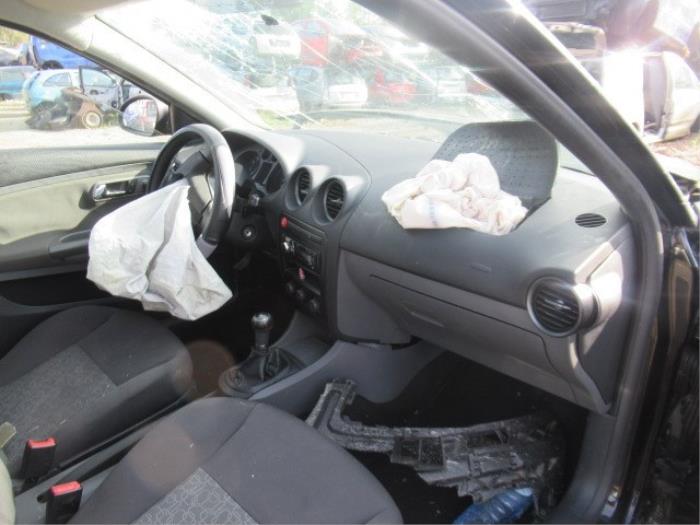 Dashboard van een Seat Ibiza III (6L1) 1.4 16V 85 2007